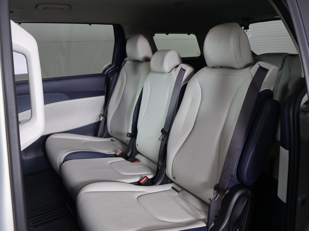 Used 2025 Kia Carnival EX image 33