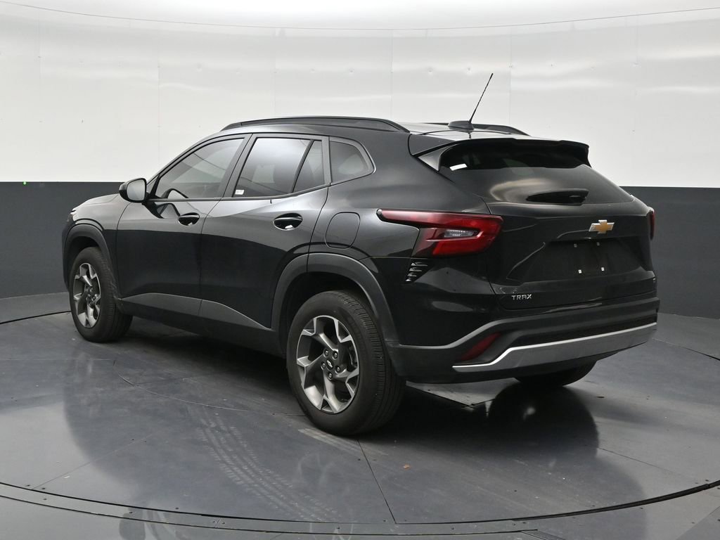 Used 2025 Chevrolet Trax LT FWD image 3