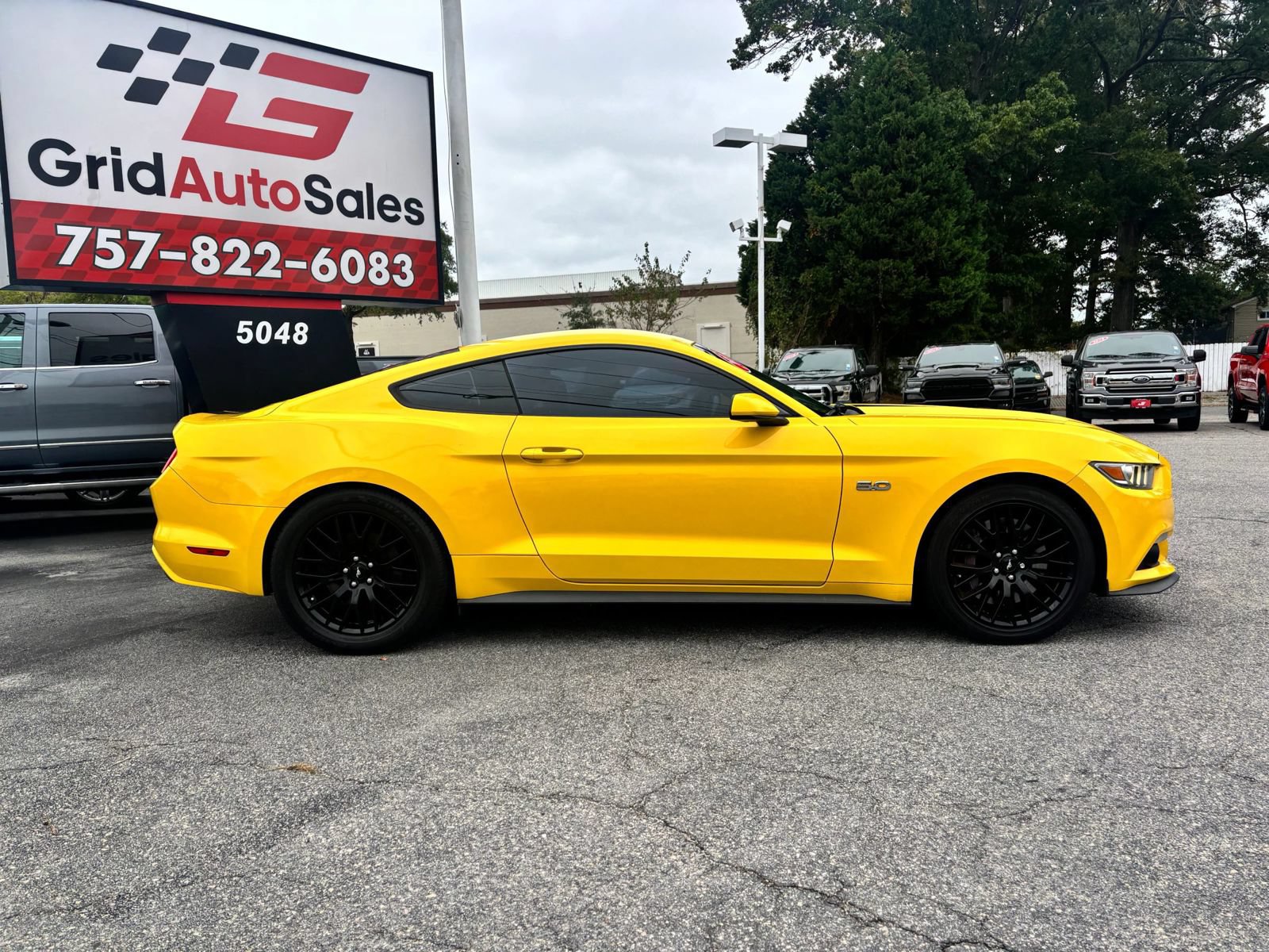 Used 2017 Ford Mustang GT w/ GT Performance Package RWD image 2