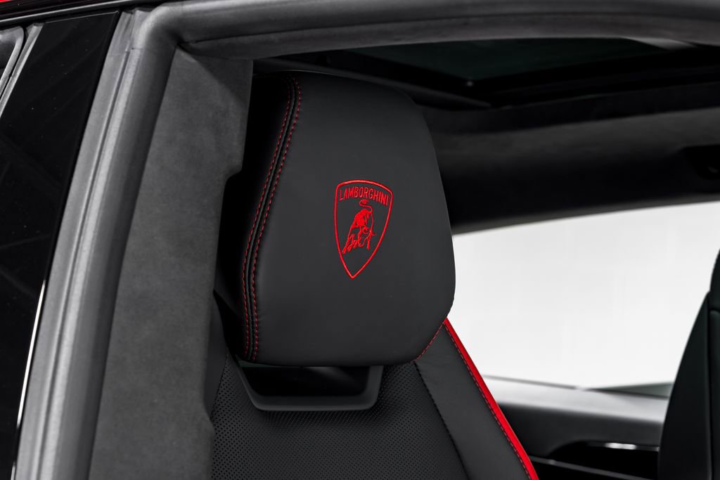 Used 2025 Lamborghini Urus SE AWD/4WD image 40