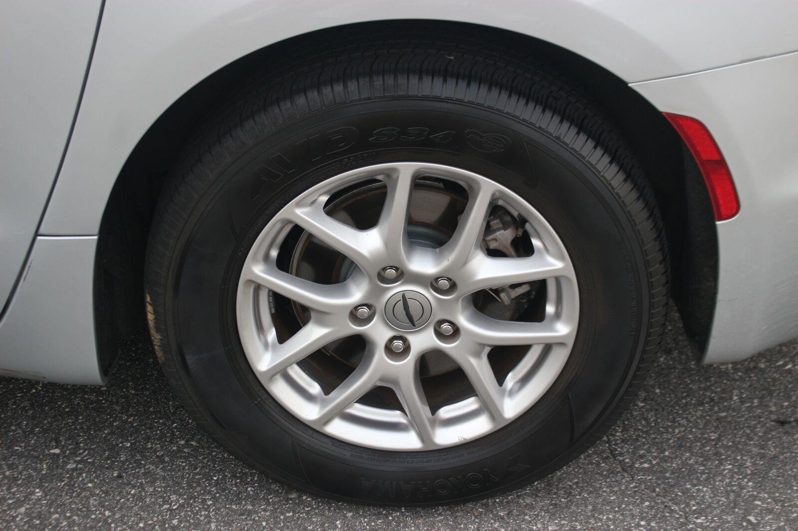 Used 2024 Chrysler Pacifica Touring-L FWD image 38