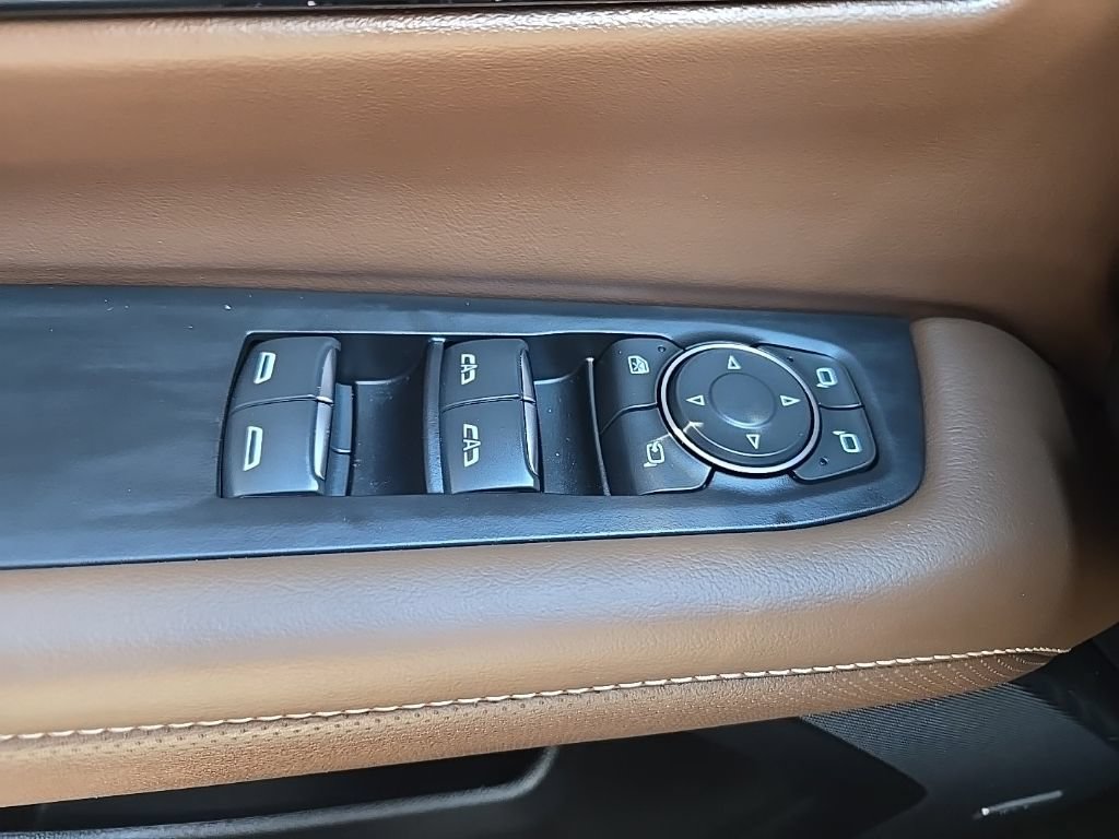 Used 2025 Chevrolet Suburban High Country AWD/4WD image 26