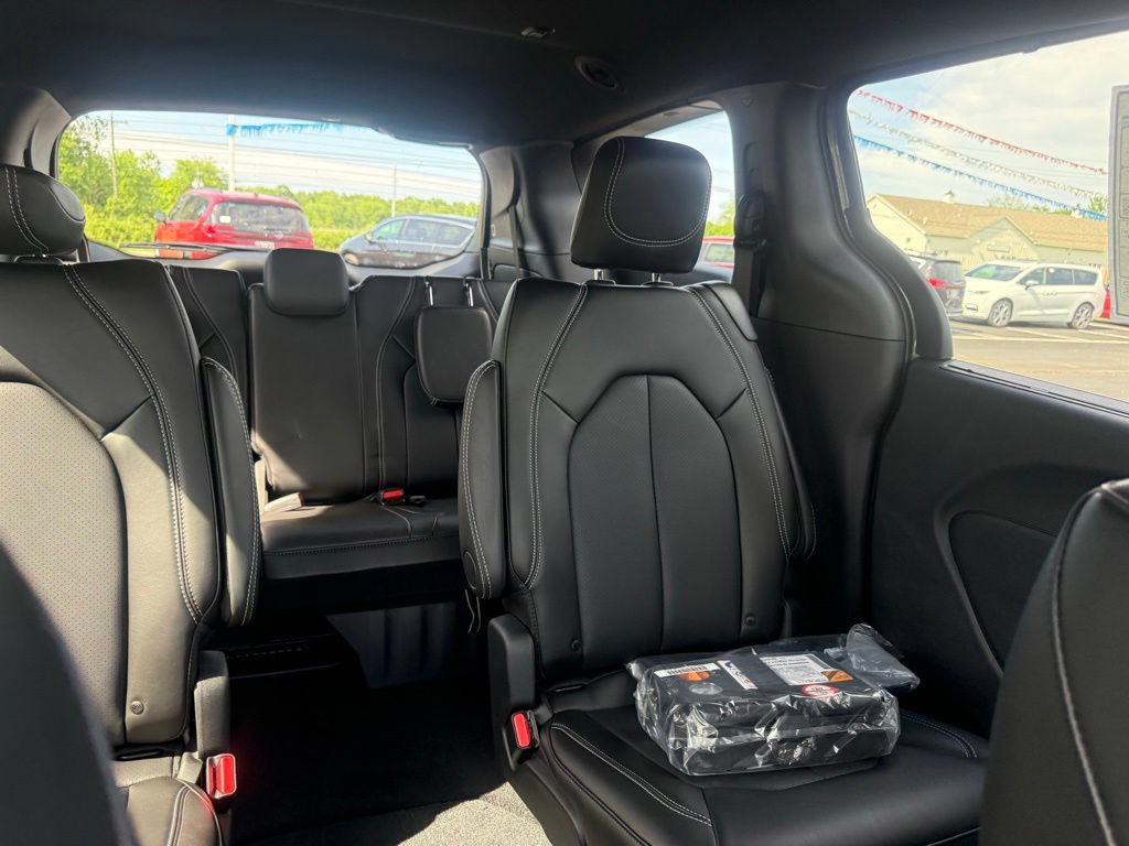 New 2027 Chrysler Pacifica Select FWD image 66