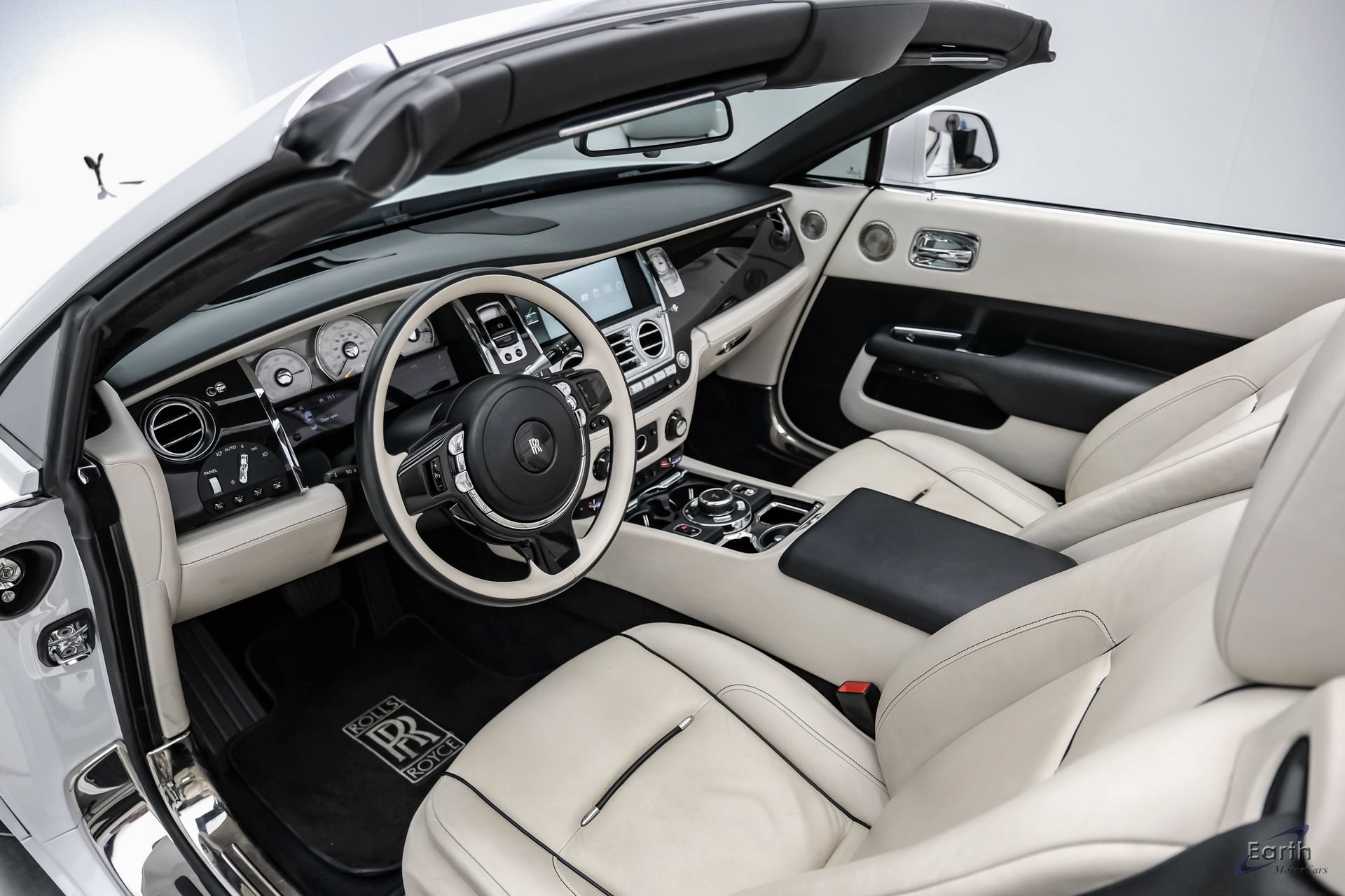 Used 2017 Rolls-Royce Dawn RWD image 2