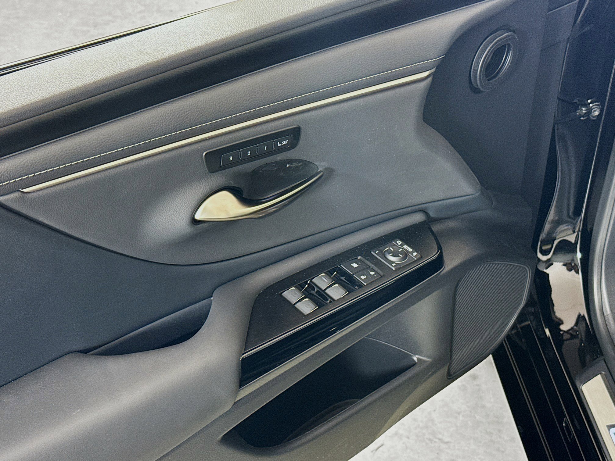 Used 2025 Lexus ES 350 350 w/ Premium Package image 18