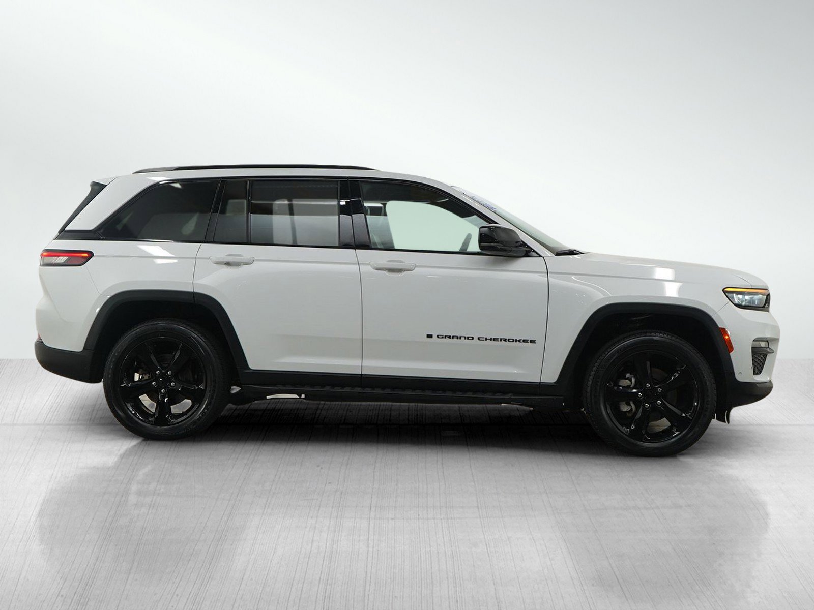 Used 2024 Jeep Grand Cherokee Limited w/ Luxury Tech Group II AWD/4WD image 6