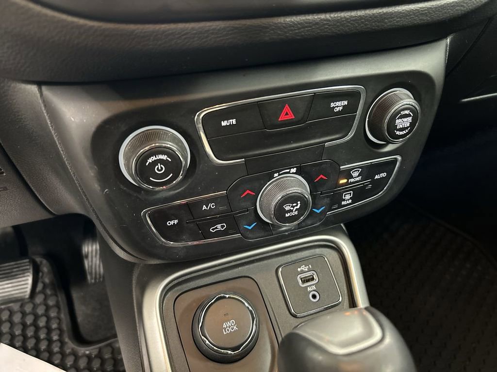 Used 2019 Jeep Compass Latitude w/ Cold Weather Group AWD/4WD image 14