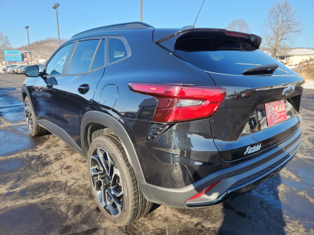 Used 2024 Chevrolet Trax RS w/ Sunroof Package image 3
