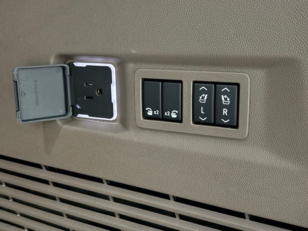 New 2026 GMC Yukon Denali w/ Sun & Power Step Package image 11