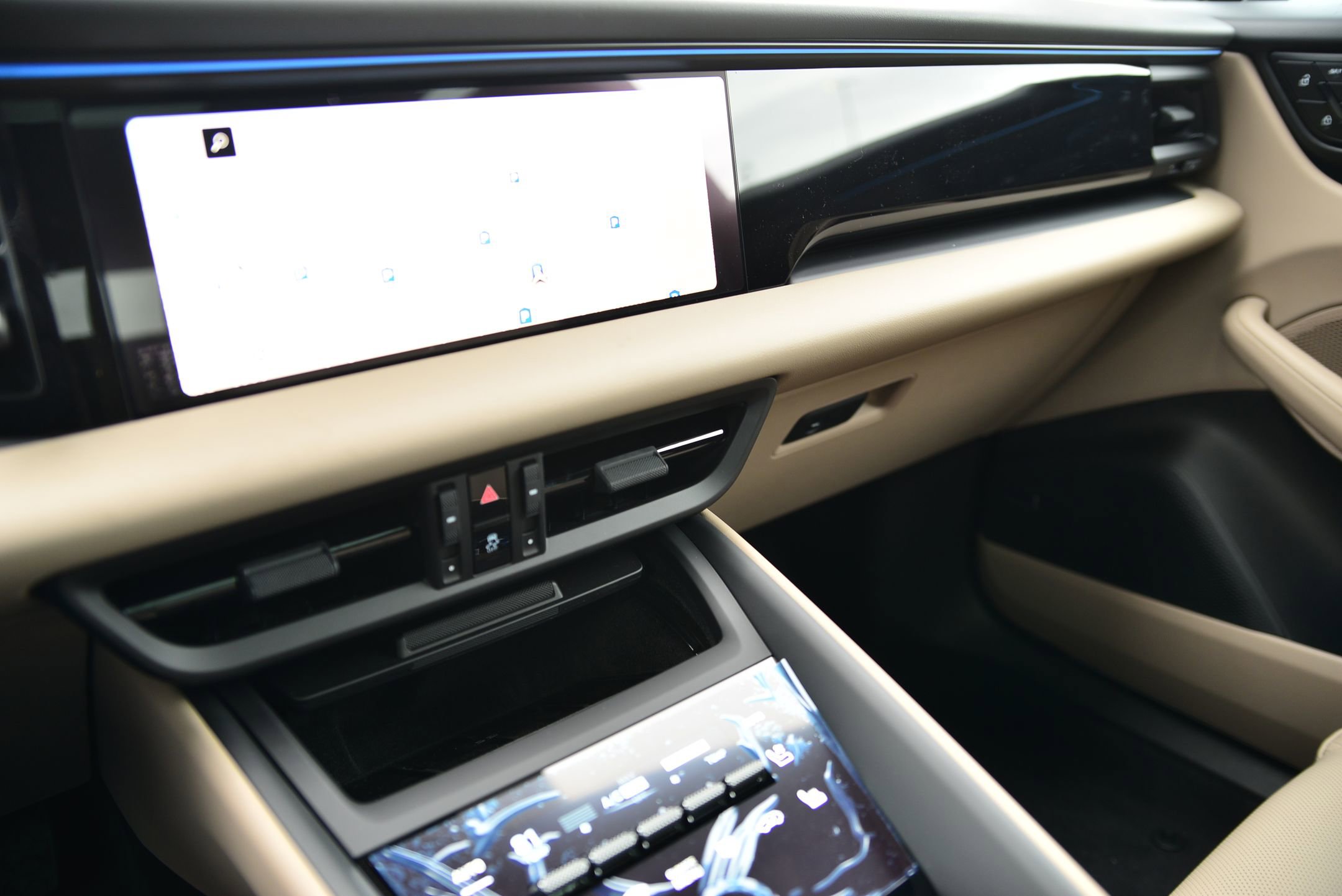 New 2025 Porsche Macan Electric RWD image 32