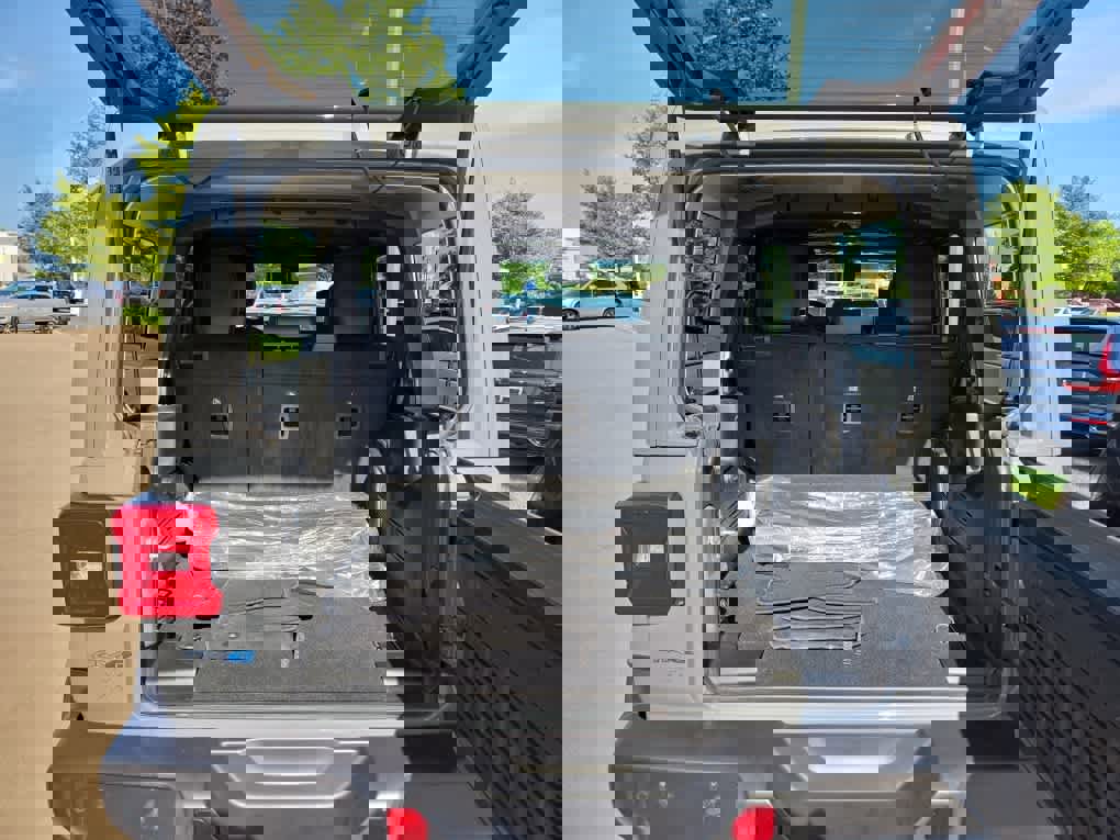 Used 2022 Jeep Wrangler Unlimited Sahara w/ Safety Group image 16