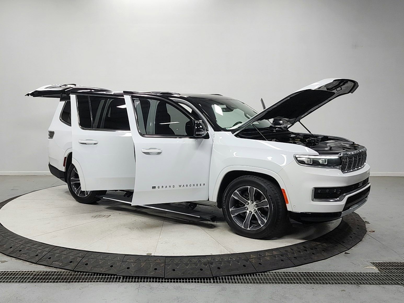 Used 2023 Jeep Grand Wagoneer 4WD image 9
