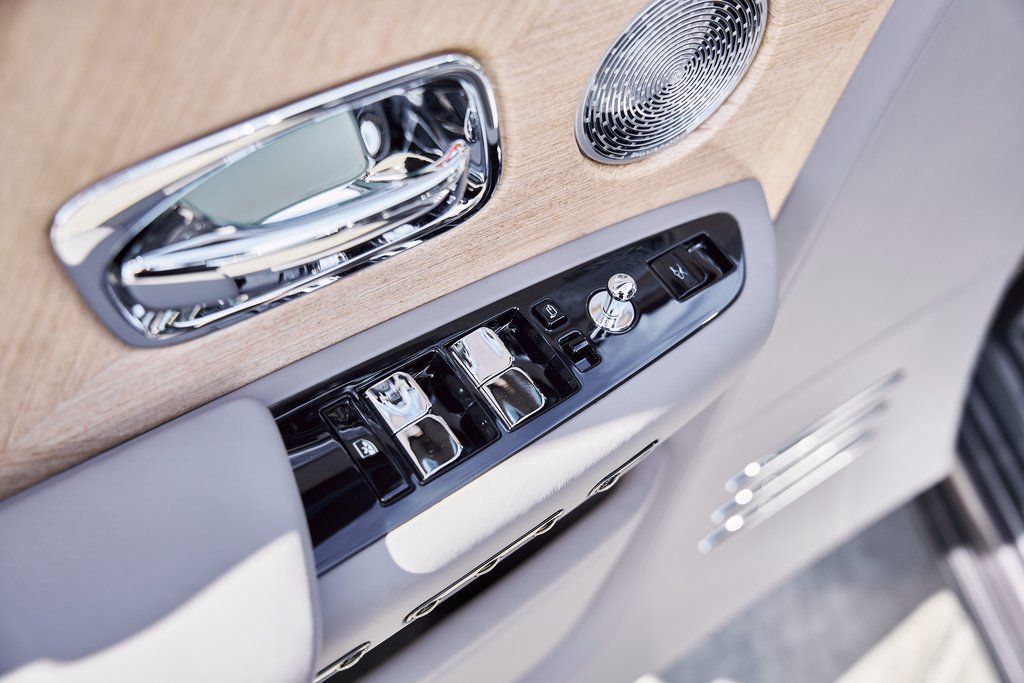 Used 2025 Rolls-Royce Phantom Sedan RWD image 37