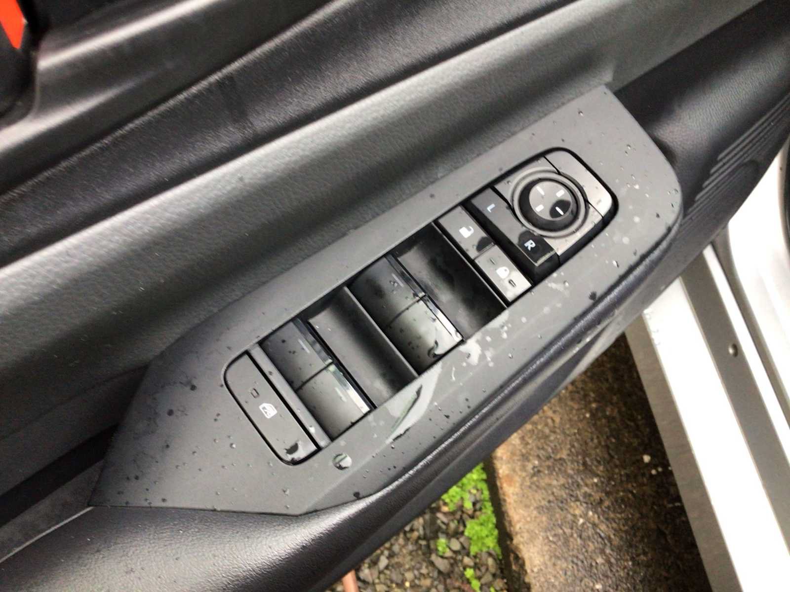Used 2024 Toyota Prius LE FWD image 14