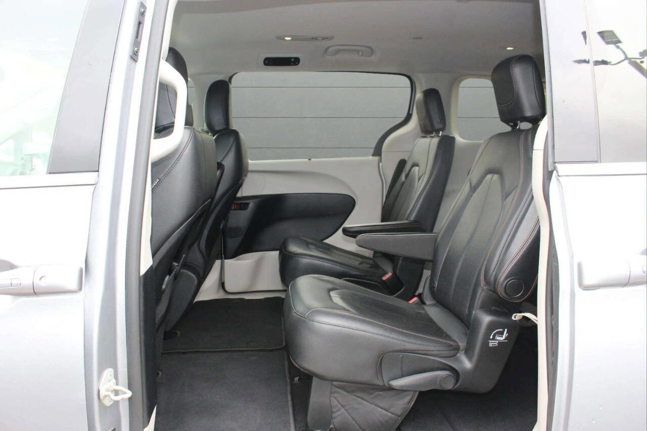 Used 2020 Chrysler Pacifica Touring-L FWD image 14