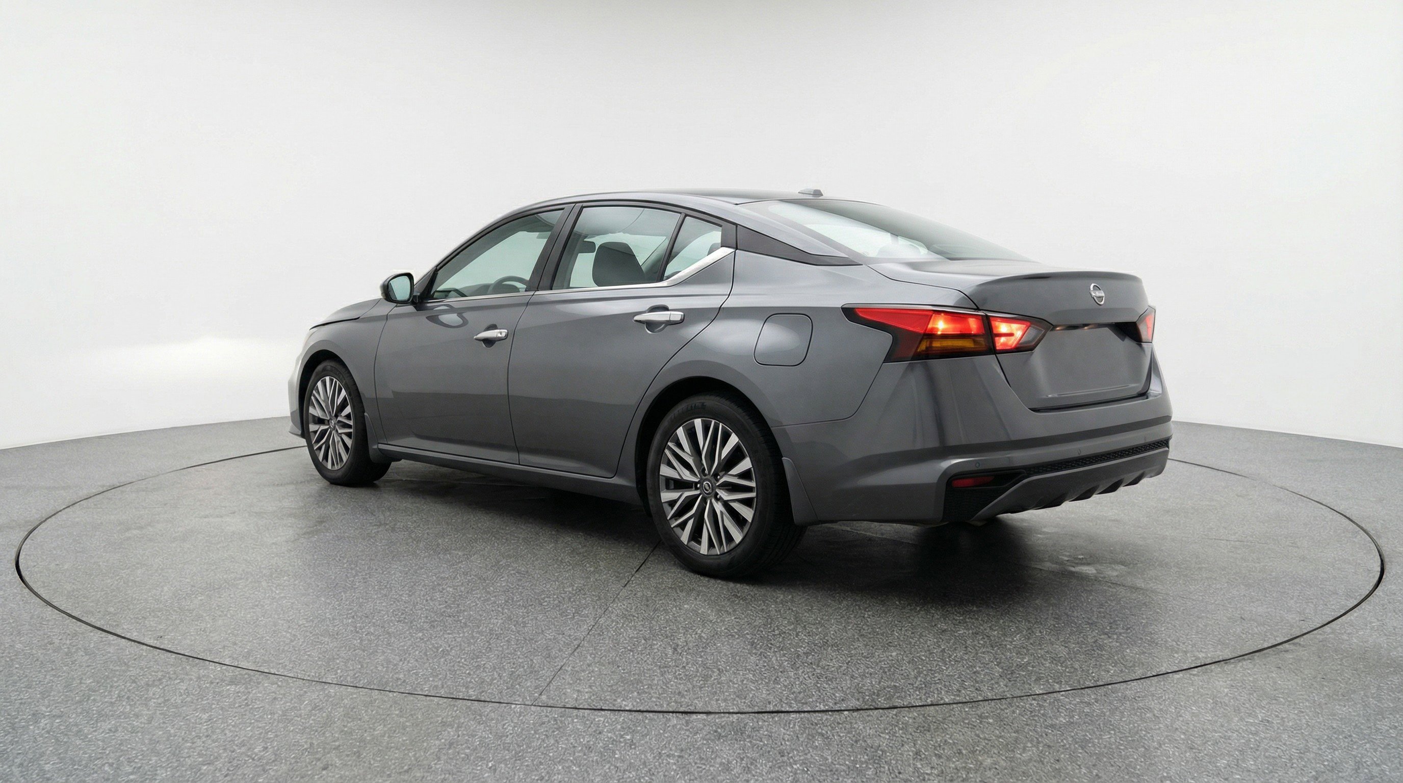 Used 2025 Nissan Altima 2.5 SV FWD image 6