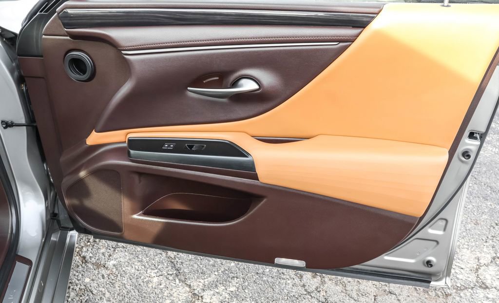 Used 2020 Lexus ES 300h 300h Luxury w/ Accessory Package 2 image 40