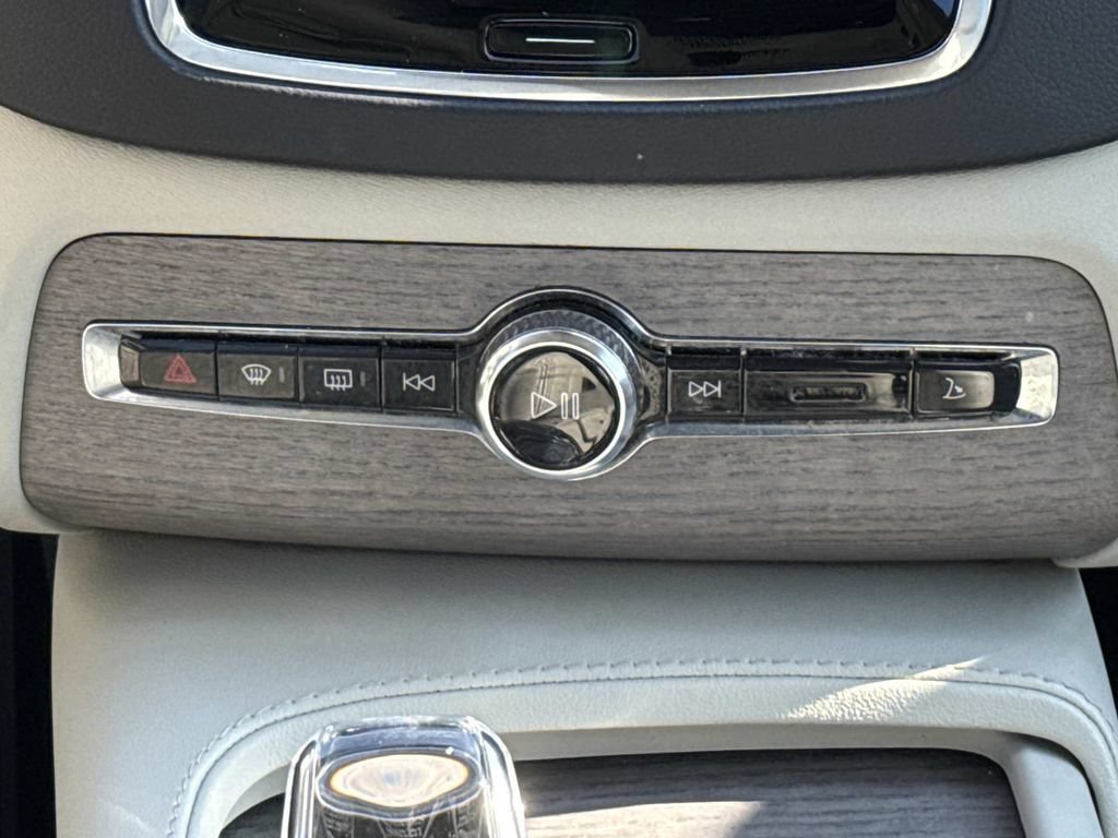 Used 2022 Volvo XC90 T8 Inscription w/ Lounge Package AWD/4WD image 16