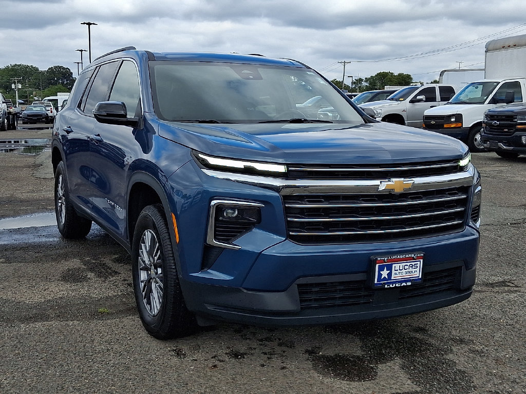 Used 2025 Chevrolet Traverse LT AWD/4WD image 2