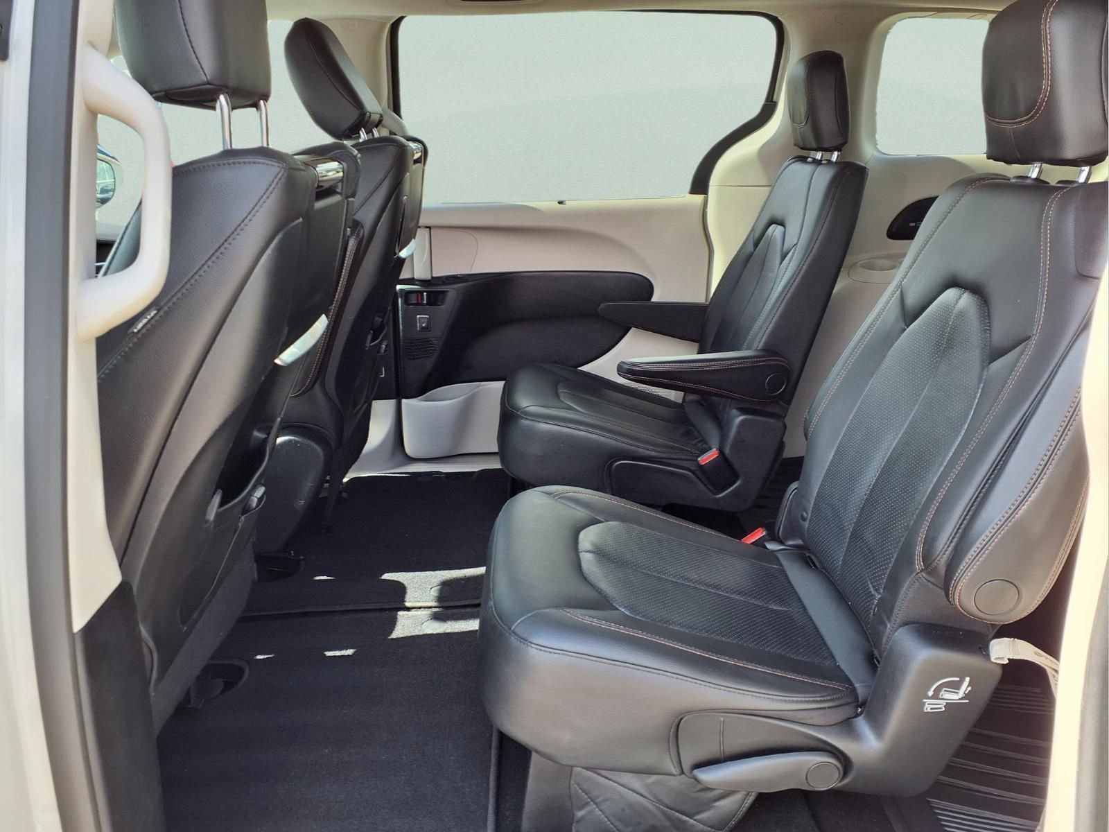 Used 2020 Chrysler Pacifica Touring-L Plus w/ Tire & Wheel Group image 10