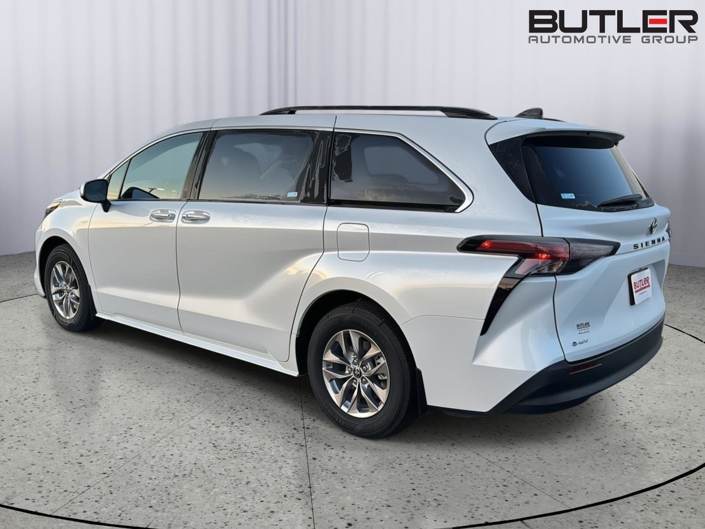 Used 2025 Toyota Sienna XLE w/ XLE Plus Package FWD image 3
