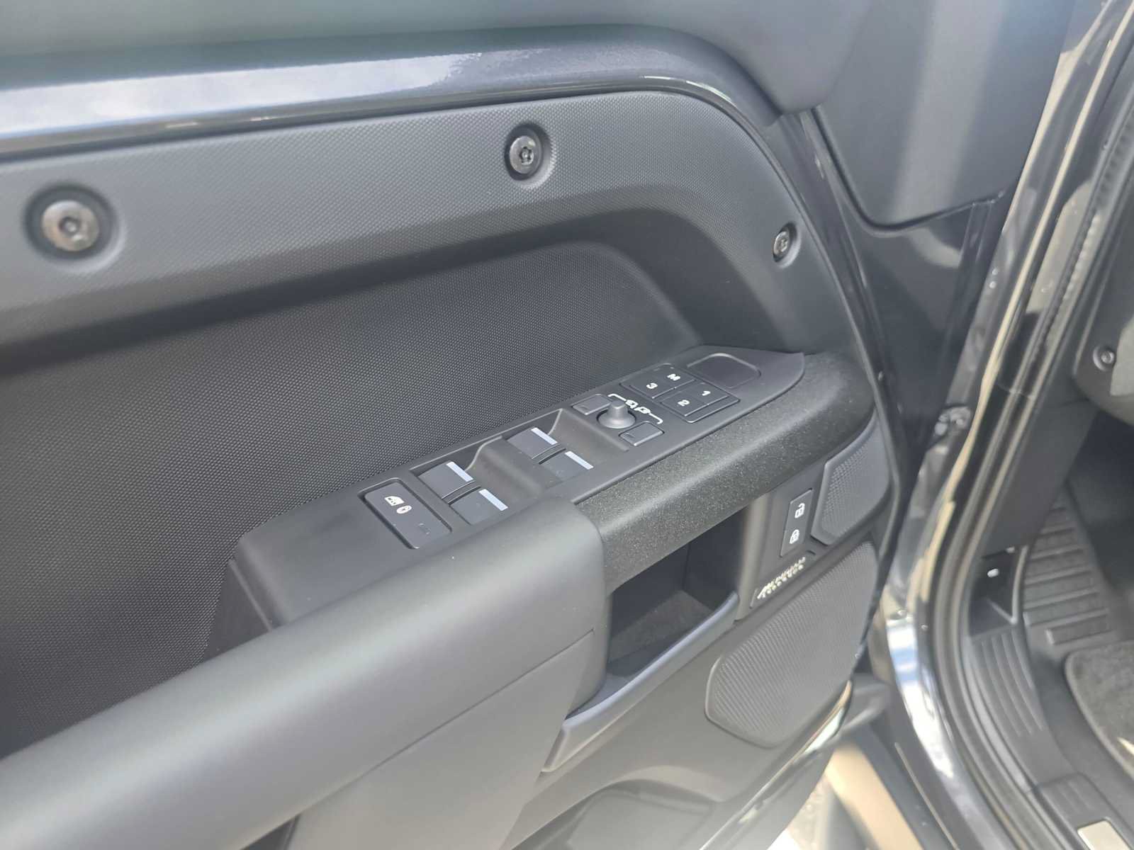 Used 2025 Land Rover Defender 110 AWD/4WD image 21