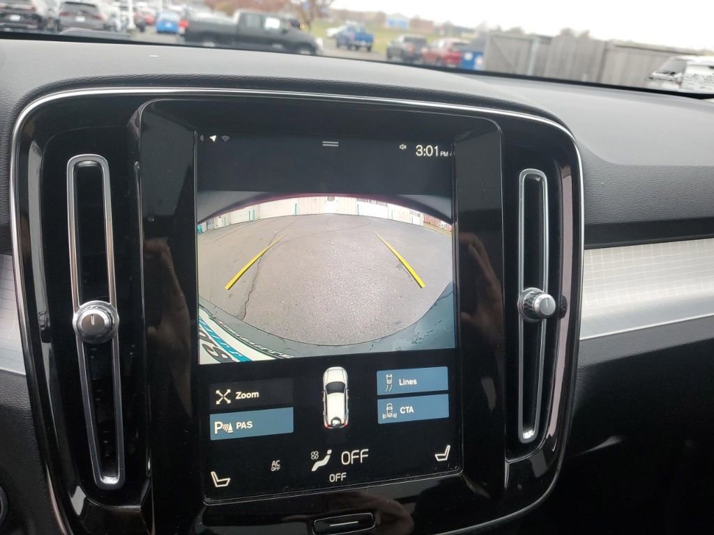 Used 2021 Volvo XC40 T5 Momentum w/ Climate Package image 21