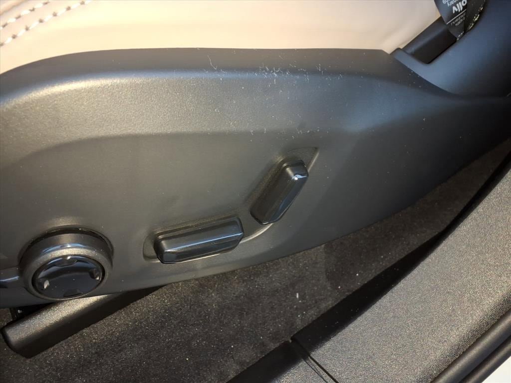 New 2026 Volvo XC90 B6 Ultra w/ Protection Package image 17