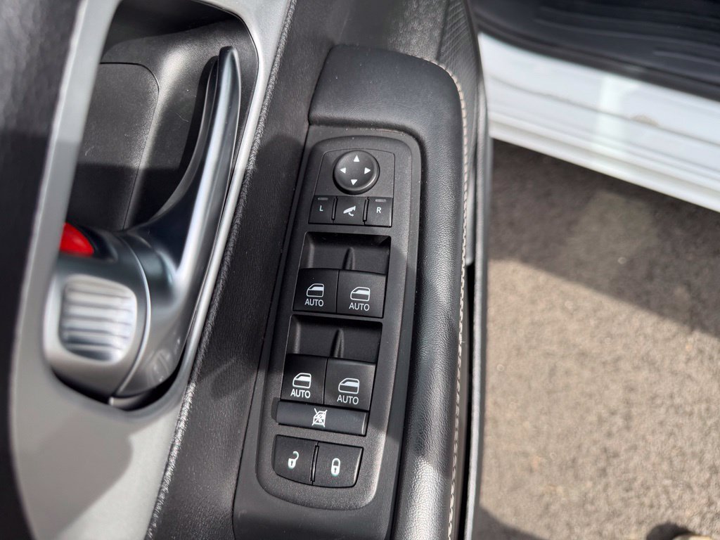 Used 2025 Chrysler Pacifica Limited FWD image 13