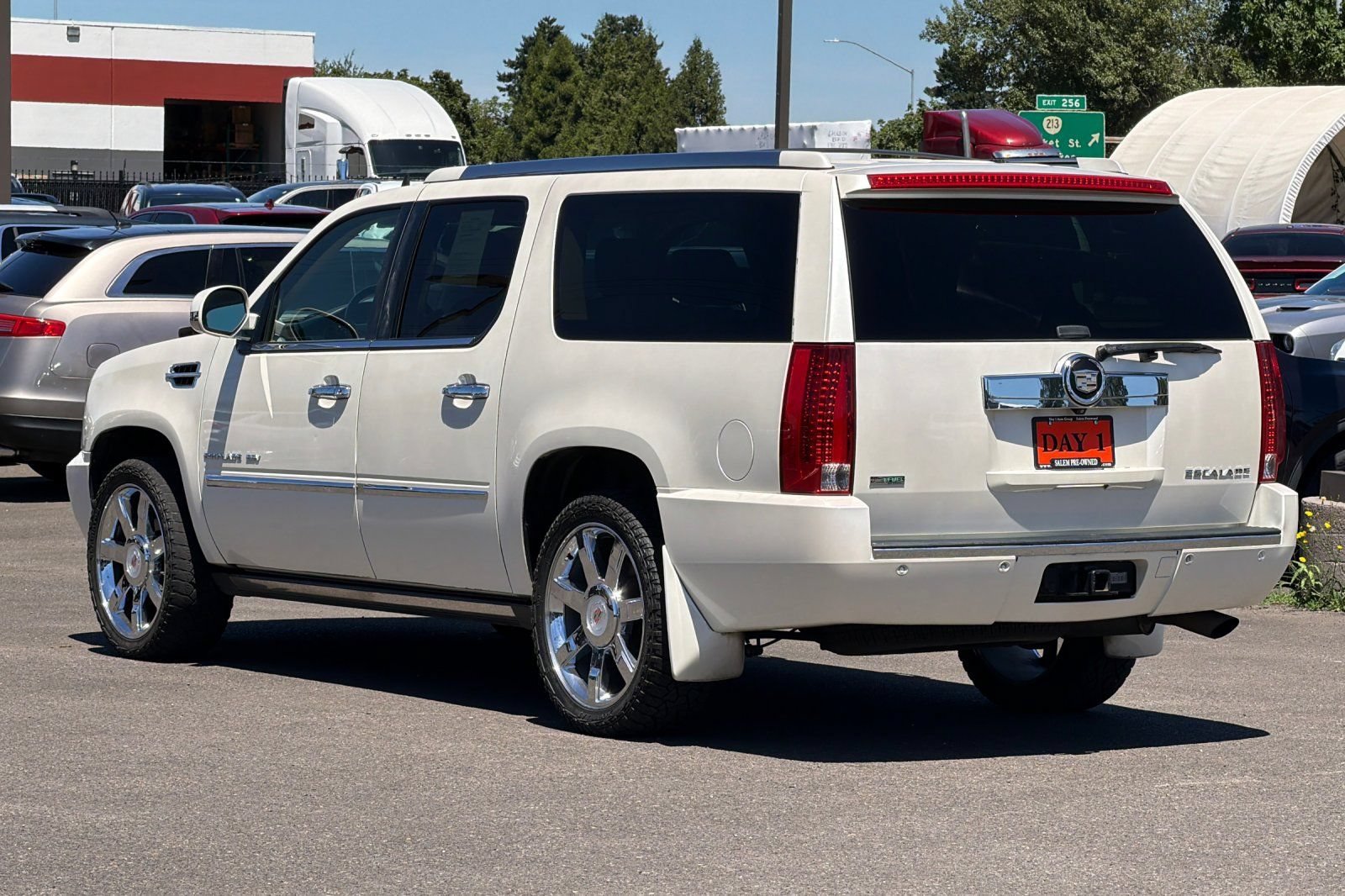 Used 2011 Cadillac Escalade ESV Premium AWD/4WD image 7