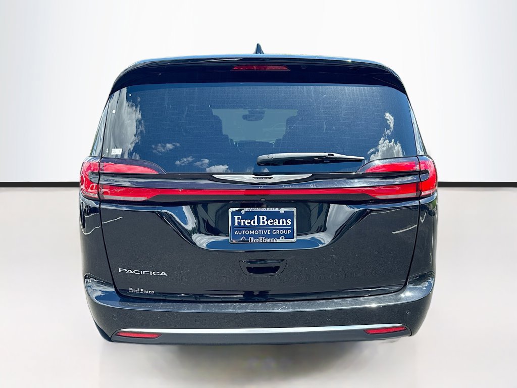 Used 2024 Chrysler Pacifica Pinnacle FWD image 8