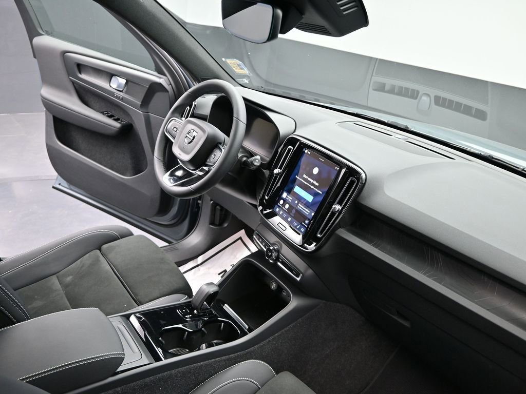 Used 2023 Volvo XC40 Recharge Plus image 22