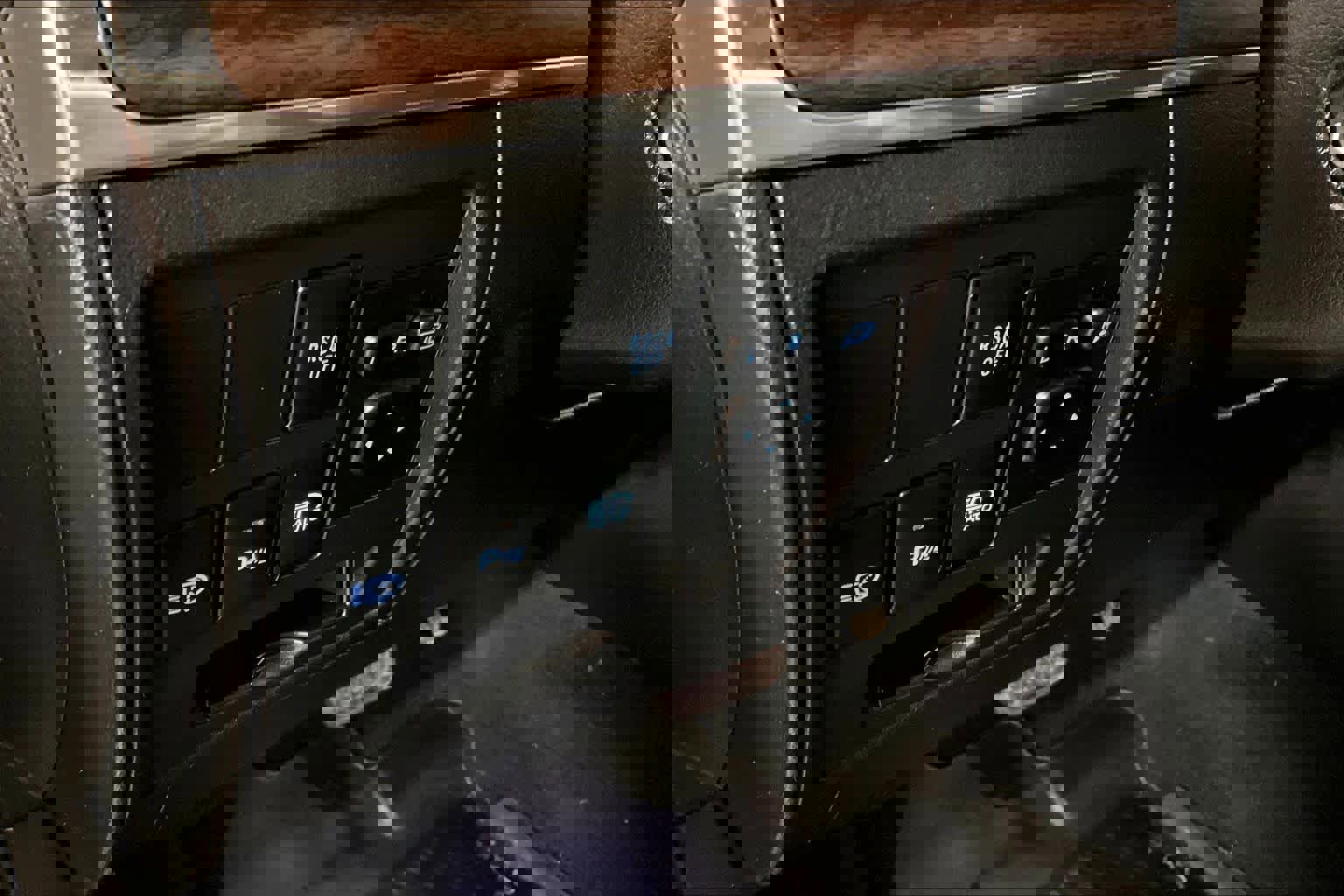 Certified 2017 Toyota Land Cruiser image 32