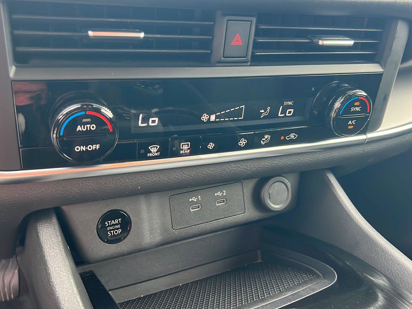 Used 2024 Nissan Rogue SV image 27