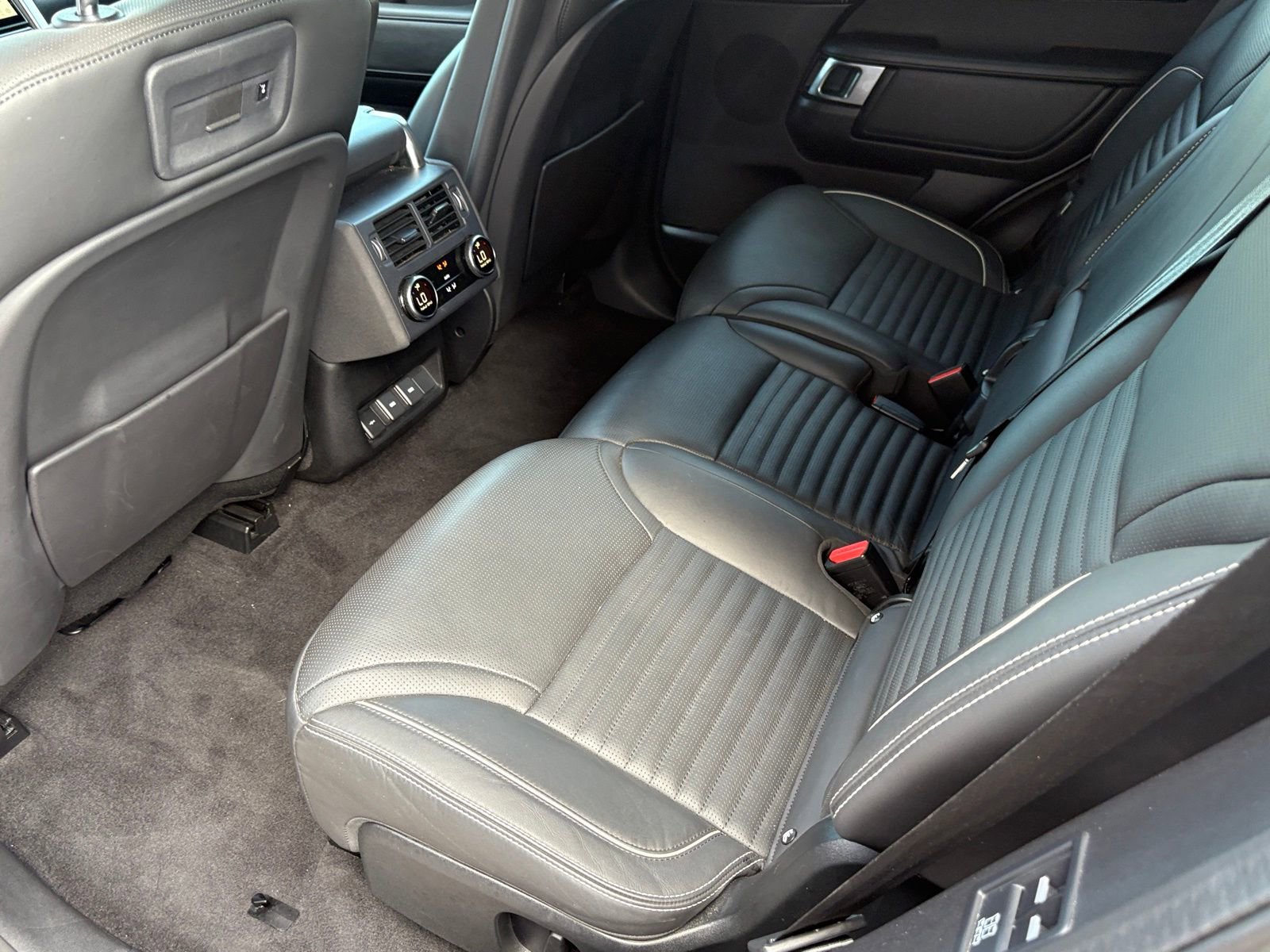 Used 2024 Land Rover Discovery Metropolitan Edition image 38