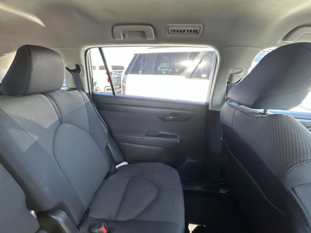 Used 2025 Toyota Highlander LE AWD/4WD image 6
