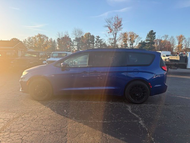 Used 2021 Chrysler Pacifica Touring w/ Uconnect Theater Family Group FWD image 5