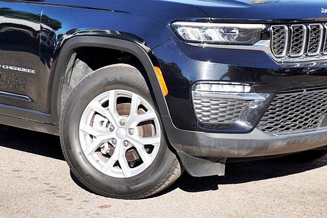 Used 2023 Jeep Grand Cherokee Limited w/ Trailer Tow Prep Group (B) image 4