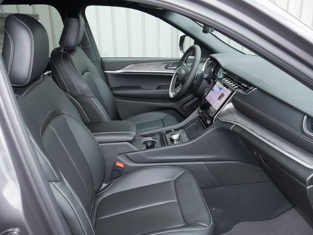 New 2025 Jeep Grand Cherokee L Limited w/ Luxury Tech Group II image 33