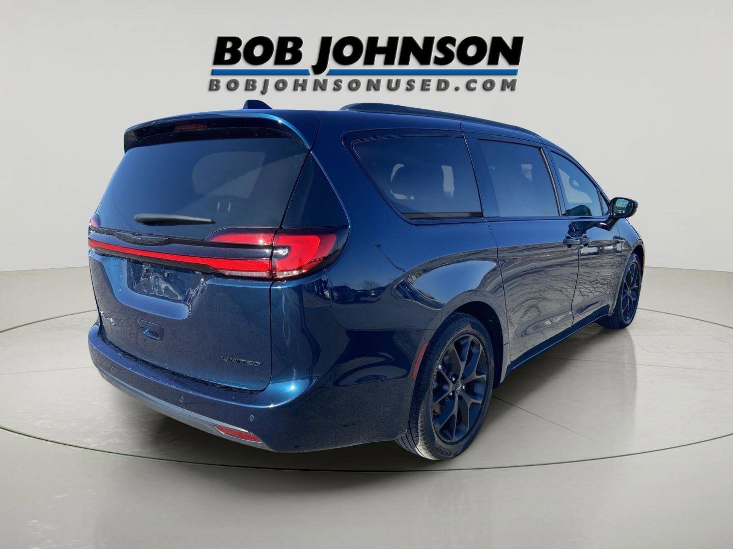 Used 2025 Chrysler Pacifica Limited image 8