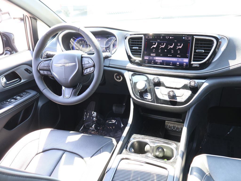 Used 2025 Chrysler Pacifica Limited FWD image 12