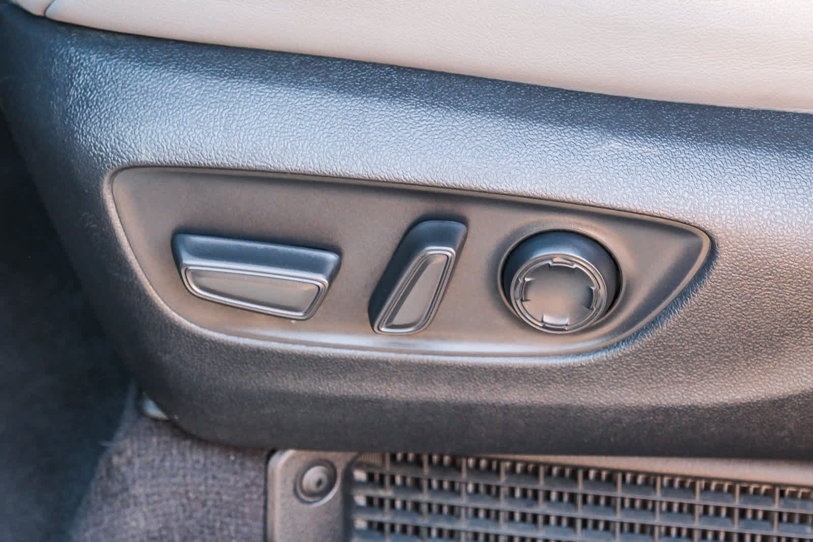 Certified 2024 Toyota Sienna XLE FWD image 25