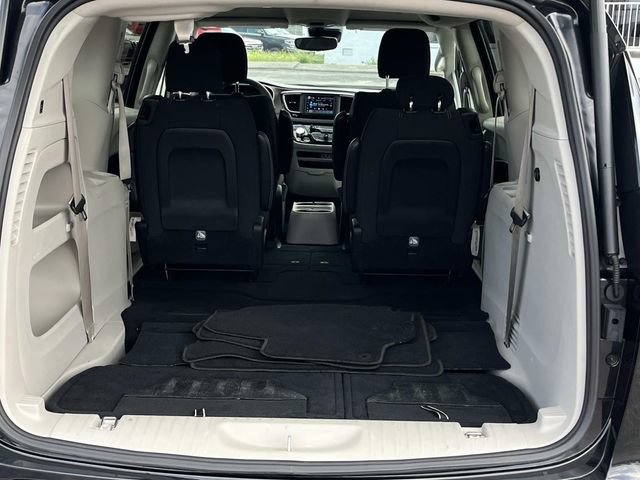 Used 2023 Chrysler Voyager LX FWD image 18