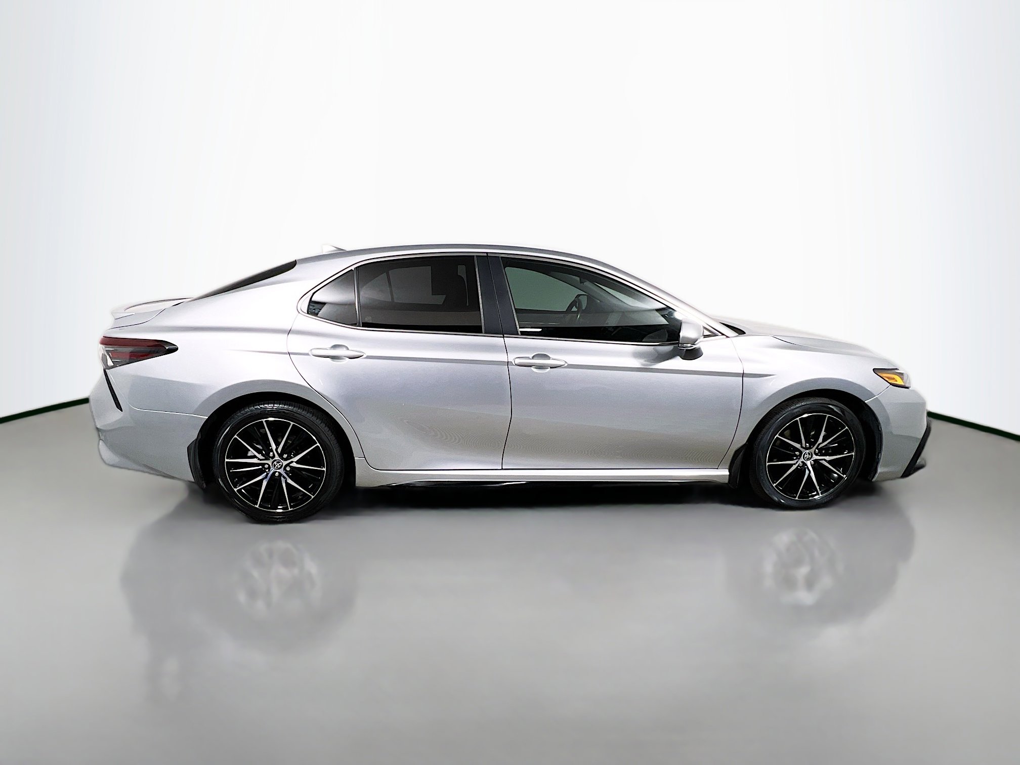 Used 2024 Toyota Camry SE image 3