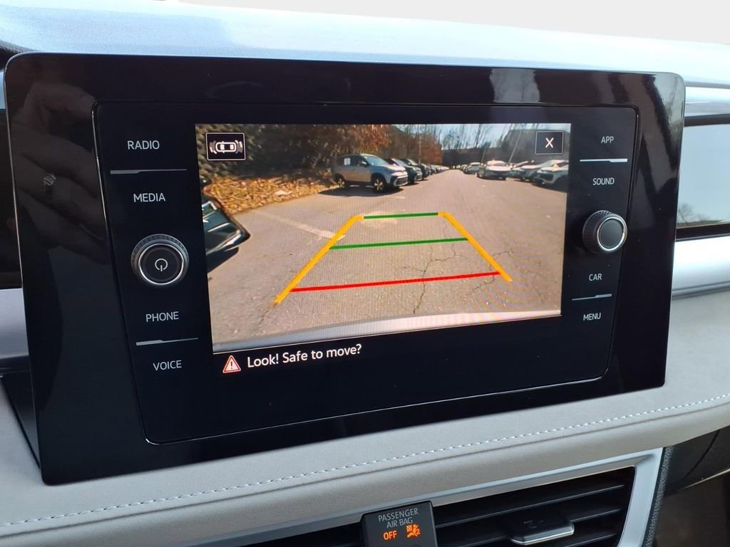 Certified 2025 Volkswagen Taos SE image 29