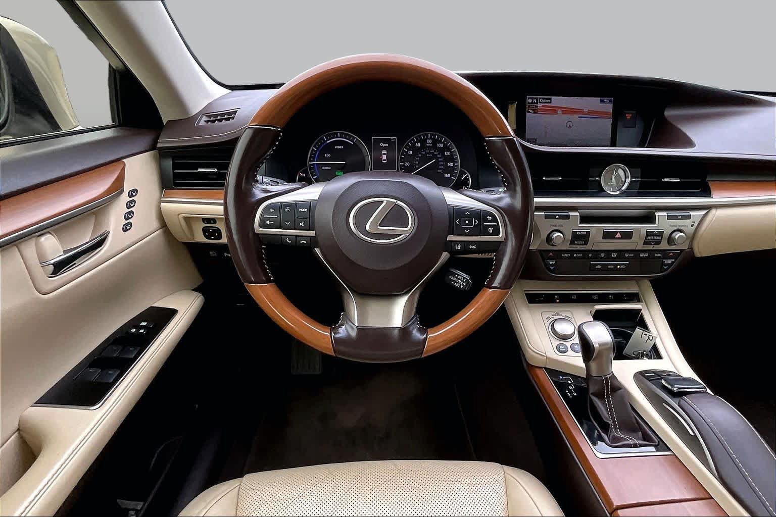 Used 2016 Lexus ES 300h w/ Luxury Package w/Wood Trim FWD image 5