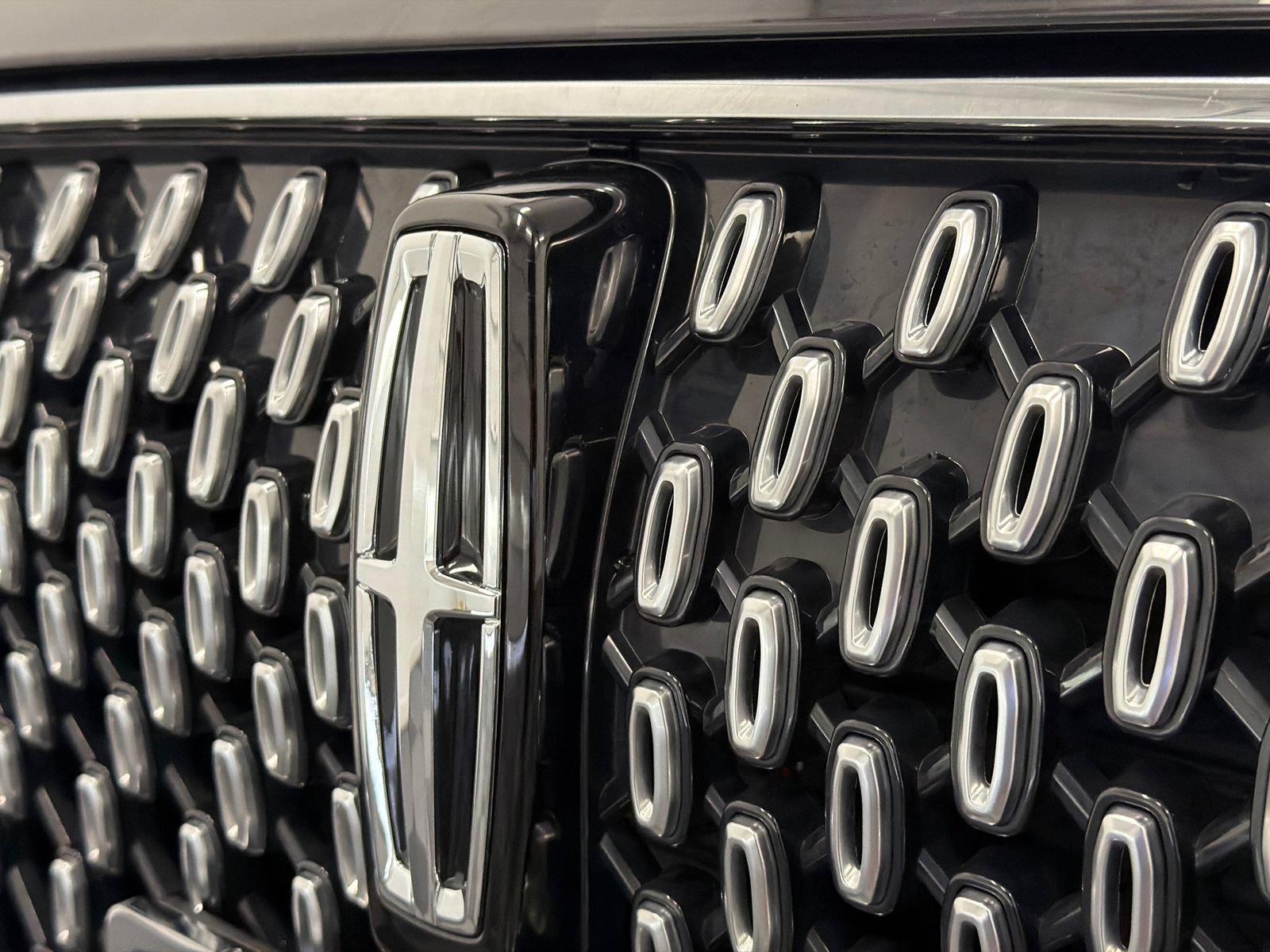 Used 2025 Lincoln Aviator Reserve AWD/4WD image 15