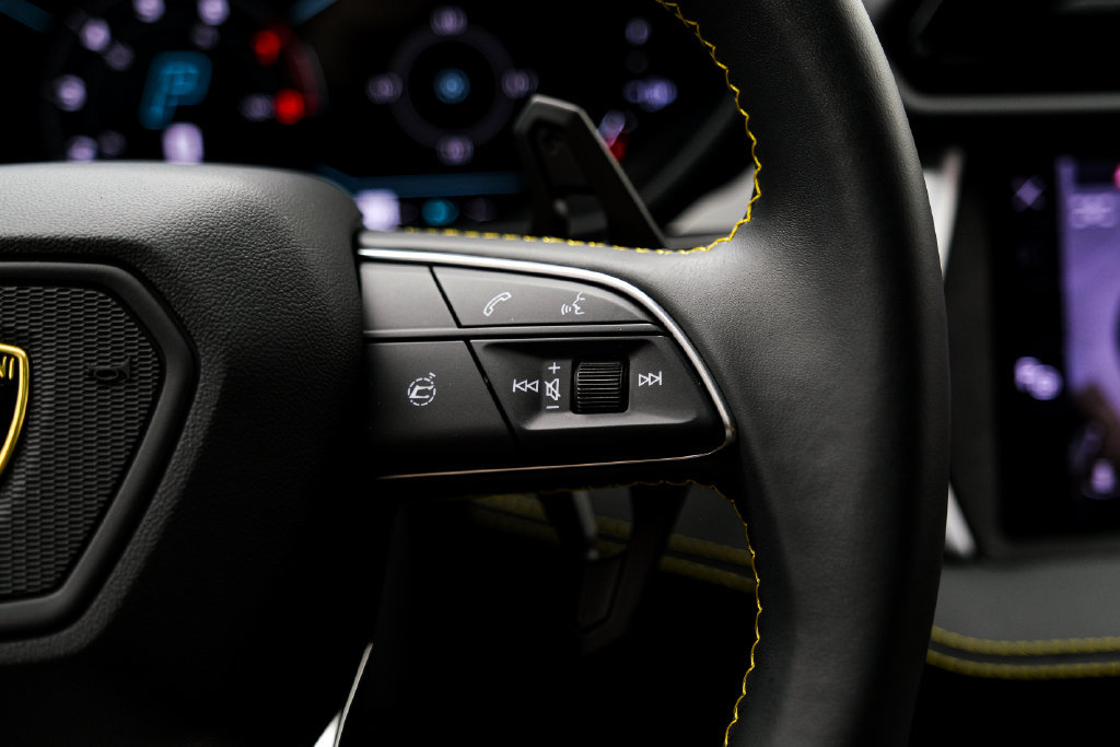 Used 2025 Lamborghini Urus SE AWD/4WD image 20