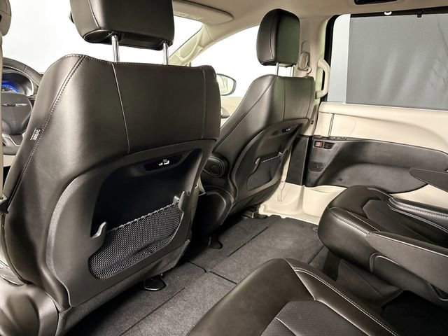 Used 2023 Chrysler Pacifica Touring-L image 41