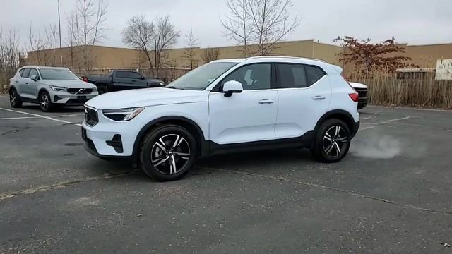 Used 2025 Volvo XC40 B5 Core image 4